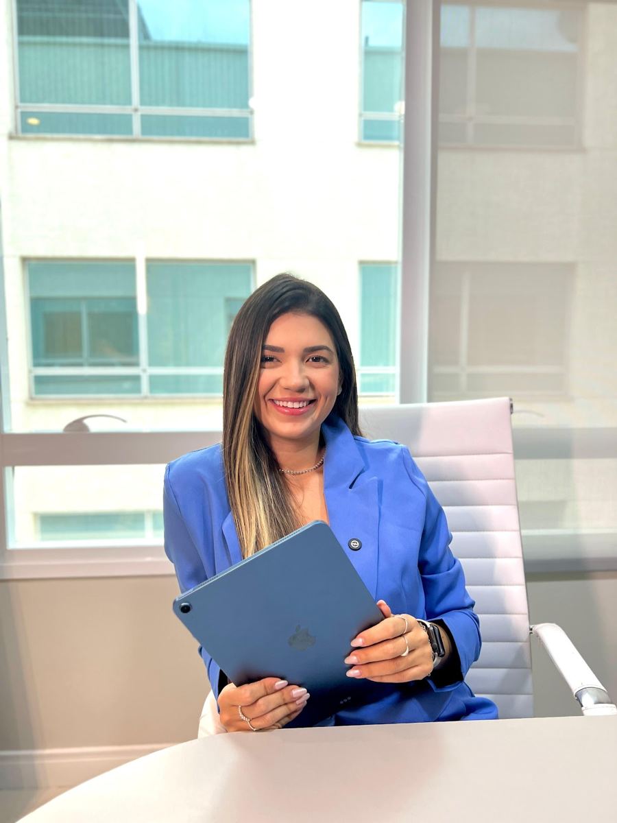 Rhane Carol em sua mesa de atendimento